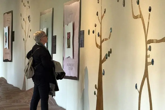 Die gezeigten Werke der Ausstellung stammen von Künstlerinnen der experimentellen Gruppe der Klöppelschule Idrija in Slowenien, die sich im Rahmen einer „Erasmus+“ Lernmobilität in Wien intensiv mit dem Schaffen von Friedensreich Hundertwasser auseinandergesetzt haben. 