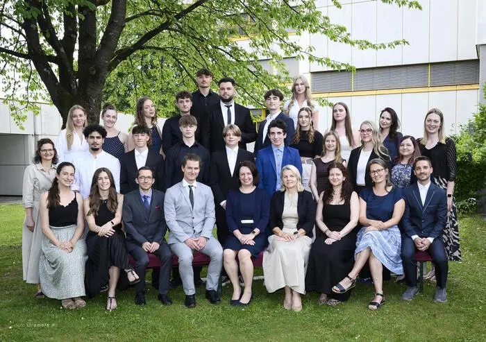 Die Absolventinnen und Absolventen der 5AK Klasse lassen die Schulzeit hinter sich