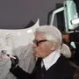 Karl lagerfeld mit einem Bild von Choupette 