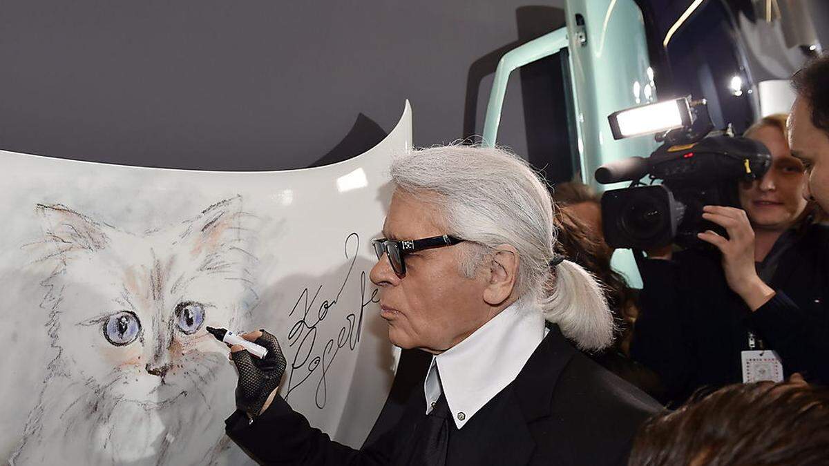 Karl lagerfeld mit einem Bild von Choupette 