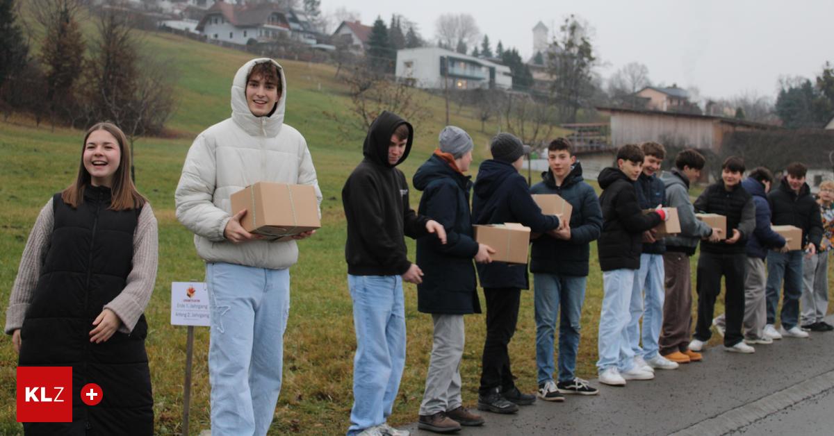 Menschenkette-auf-den-Weizberg-1-5-Kilometer-lang-1000-Jugendliche-spendeten-Pakete-f-r-die-rmsten