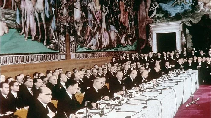 Gerade einmal zwölf Jahre nach Ende des Zweiten Weltkrieges wagten sechs europäische Staaten einen gewaltigen Schritt aufeinander zu. Am 25. März 1957 unterzeichneten Vertreter Deutschlands, Belgiens, Luxemburgs, Frankreichs, der Niederlande und Italiens die "Römischen Verträge". Darin vereinbarten die Gründerstaaten der späteren Europäischen Union die Schaffung eines gemeinsamen Marktes und die engere Zusammenarbeit bei der friedlichen Nutzung der Atomenergie.