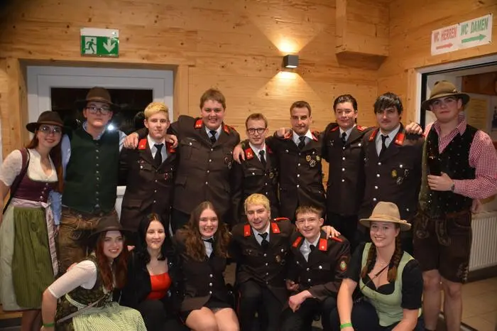 Der Grund: die Mitglieder hatten zum traditionellen Feuerwehrball geladen und der stand heuer unter einem ganz besonderen Jubiläum. Feiert die Feuerwehr dieses Jahr doch 90-jähriges Bestehen.