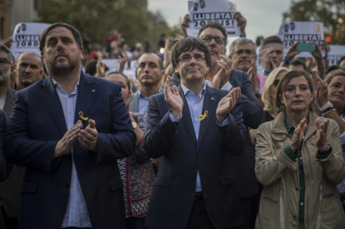 Wenige Stunden vor Beginn der Kundgebung hatte der spanische Ministerpräsident Mariano Rajoy Zwangsmaßnahmen zur Beendigung der Loslösungsbestrebungen Kataloniens bekanntgegeben.