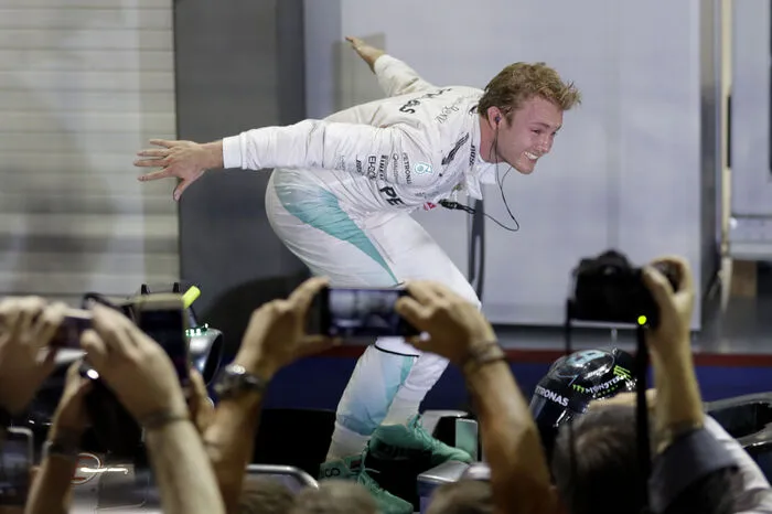 Die Freude ist doppelt groß, denn Rosberg übernimmt damit auch in der WM die Führung. Also setzt er zum Sprung an. . .