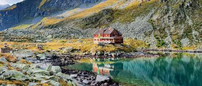 Was will das Herz mehr? Berge, See und Hütte – in diesem Fall das Arthur-von-Schmid-Haus bei Mallnitz