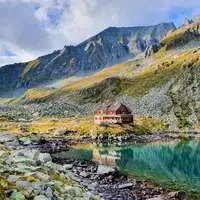 Was will das Herz mehr? Berge, See und Hütte – in diesem Fall das Arthur-von-Schmid-Haus bei Mallnitz