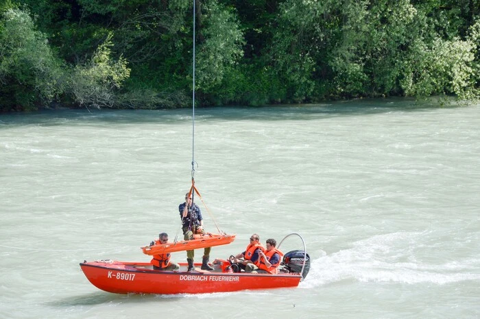 Der Verletzte wurde anschließend mittels Seilbergung auf die Brücke zur weiteren Versorgung gehoben. Auch das Bergen von schweren Fässern aus dem Fluss musste bei starker Strömung geübt werden.