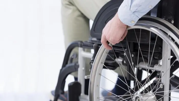 Person in einem Rollstuhl