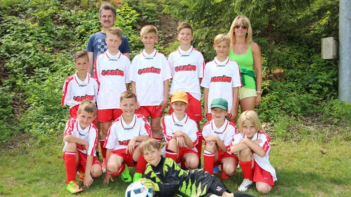 Irschen und Radenthein lieferten sich ein hartes Finalmatch. Schlussendlich setzten sich die Drautaler Burschen durch. Sie kicken beim Raiffeisen Volksschul-Fußballcup am 13. Juni um den Landessieg. Ins Halbfinale kickten Irschen, Radenthein, Spittal Ost und Spittal West um die vordersten Plätze. Am Foto: Volksschule Baldramsdorf