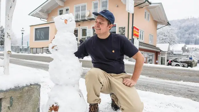 Guido van Duijne vom Naturkostladen Liebstöckl, der den ersten Schneemann der Wintersaison gebaut hat.