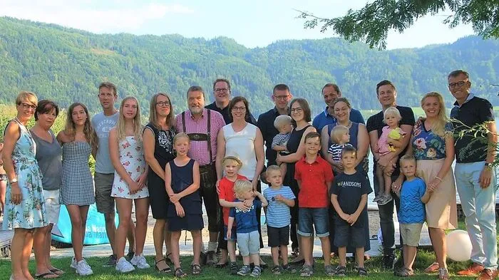 Margret (links) und Peter Pölzl (rechts) mit der Schar jener Gäste, die bereits als Kinder ihren Urlaub in der „SeeRose“ verbrachten