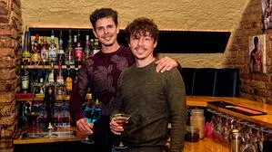 Emanuel (links) und René Kolmanz stehen seit wenigen Monaten hinter der Theke