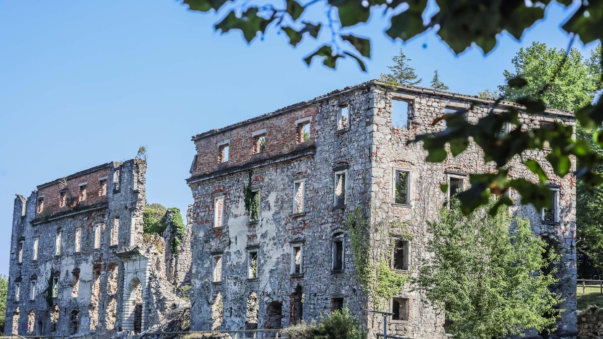 Das Schloss brannte 1944 aus, nachdem Partisanen Feuer gelegt hatten