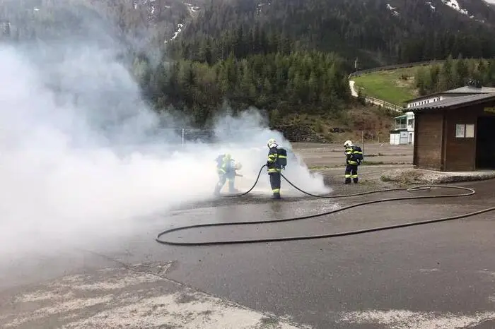Die FF Vordernberg konnte den Brand zwar löschen, am Auto entstand aber Totalschaden. Fahrer und Beifahrerin blieben unverletzt.