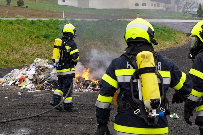 Unter Einsatz von schwerem Atemschutz konnte der brennende Müll aus dem Lkw rasch gelöscht werden