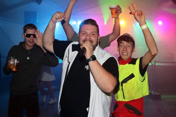 Sänger und Entertainer Hans "Wuzi" Wuzella machte richtig Partystimmung mit seinem eigenen Titel "Bum Bum".