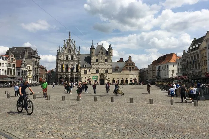 Bis heute hat der "Grote Markt", der Marktplatz, sein Aussehen nicht verändert. Er ist nach wie vor ein architektonisches Meisterstück.
