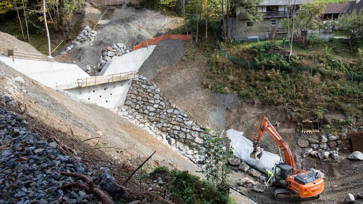 Eine der sieben bis acht Beton-Geschiebesperren, die in Gasen derzeit errichtet werden
