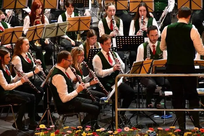 55 Musikerinnen und Musiker haben sich unter der Leitung von Kapellmeister Christian Jank in den letzten Wochen auf das diesjährige Konzert vorbereitet.