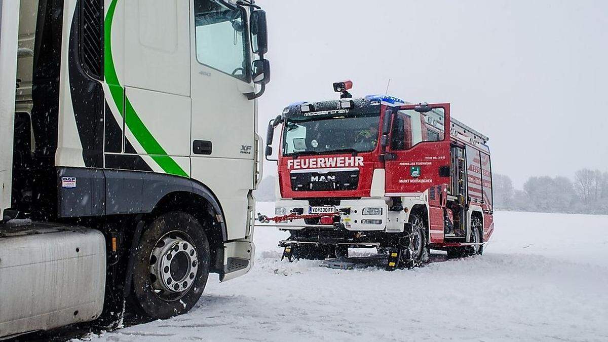 Die Einsatzkräfte der Freiwilligen Feuerwehr Mooskirchen mussten den fehlgeleiteten Lkw bergen