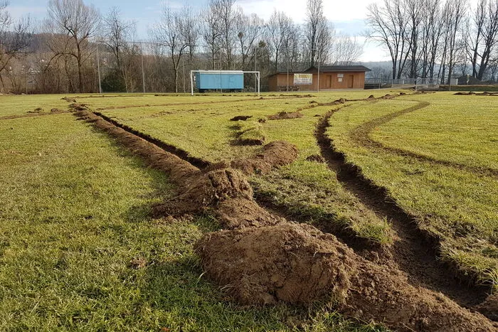 In Raning (Gemeinde Gnas) pflügten Unbekannte den Sportplatz des USV um. Der Schaden dürfte im vierstelligen Bereich liegen, die Polizei führt Erhebungen durch. Ein Verdächtiger wurde bereits einvernommen. Mehr dazu.