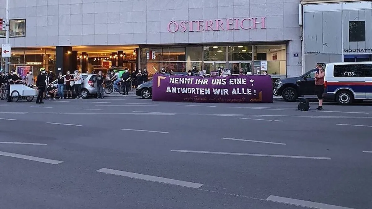 Demonstranten vor dem Verlagshaus