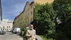 Gregor Kohlbacher steht in der Kessgasse, wo künftig ein Bauprojekt realisiert werden soll. Hinter ihm die Gasse und derzeit noch eine große Grünfläche