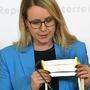 Wirtschaftsministerin Margarete Schramböck (ÖVP) präsentierte die Vorarlberger Schutzmasken