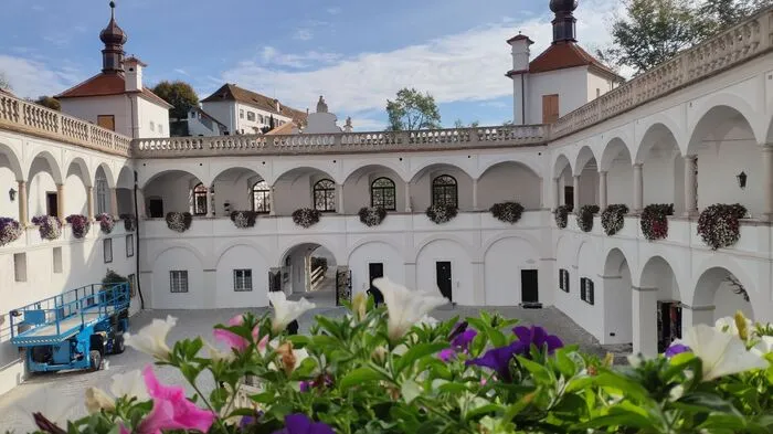 Rätselreise im Gartenschloss Herberstein Was macht ein Haifisch im Schloss und warum es manchmal besser ist im Sitzen zu schlafen. Drehe mit Spuki dem Schlossgespenst eine Runde durch das Schlossmuseum und finde die Lösung für so manchen merkwürdigen Vorgang. 28. und 29. 10.: jeweils 10:30 und 13:30 Uhr Treffpunkt Schlosshof Gartenschloss Herberstein  