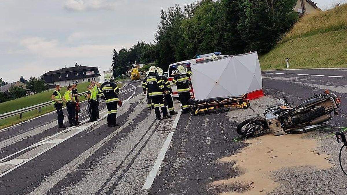 Auf der B72 im Gemeindegebiet von Mitterdorf an der Raab kollidierte ein Motorradfahrer am Freitag mit einem Pkw