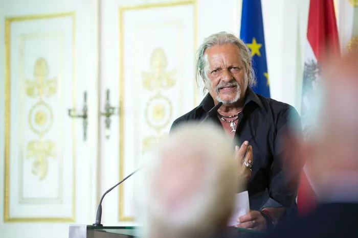 Sie seien "ein Herz und eine Kehle", so EAV-Texter Spitzer in seiner Laudatio. Der Songwriter erzählte die Lebensgeschichte des "Rampenebers mit kritisch-wachem Geist" in Form eines gereimten Versepos.