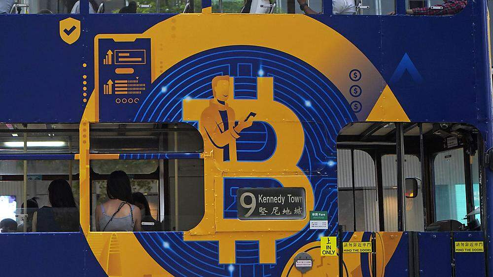 Eine Bitcoin-Werbung auf einem Bus