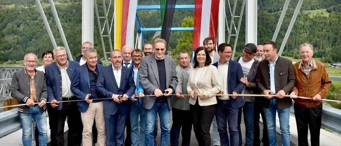 Menschen auf einer Brücke