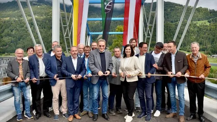 Menschen auf einer Brücke
