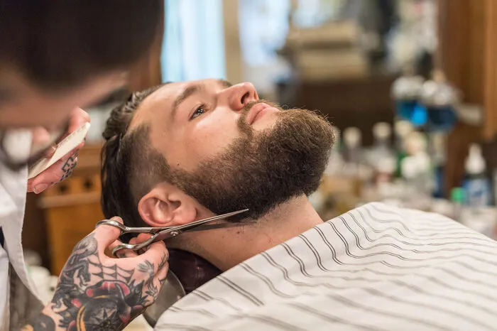Die Haare wurden bereits gestutzt. Durchschnitt kann jeder, hier heißen Schnitte „Executive Contour“. „Er ist Kult, nicht Trend“, präzisiert der Barbier. „Der Klassiker mit ausrasiertem Scheitel, den alle tragen können, vom Bankdirektor bis zum Bauarbeiter“, so der „Experte für Herrenhaare“, in dessen Laden „das neue, alte Mannsein“ zelebriert wird.