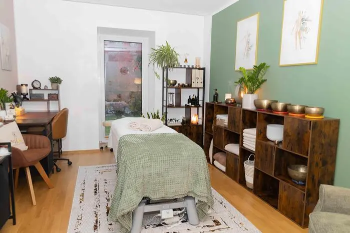 In der Praxis arbeiten mehrere selbstständige Therapeutinnen und Therapeuten, die ein umfangreiches Angebot abdecken: