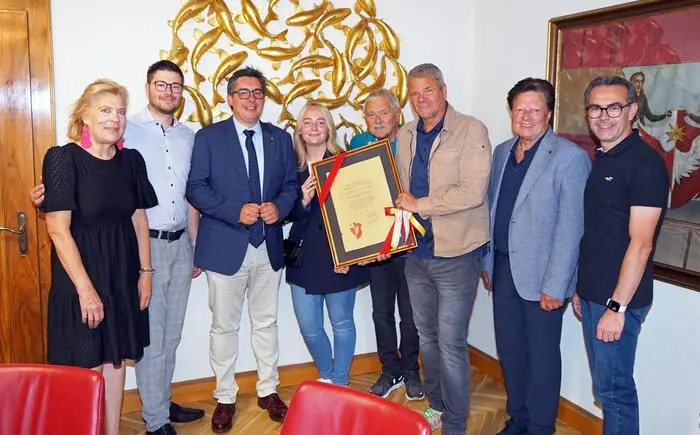 Im Jahr 2024 erhielt Getränke Schober das Spittaler Stadtwappen (von links): Angelika Hinteregger, Lukas Gradnitzer, Christoph Staudacher, Jacqueline und Rudolf Schober, Gerhard Köfer, Willi Koch und Roland Mathiesl
