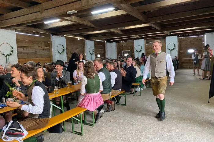 Nach dem Gottesdienst in der Pfarrkirche Pöls stand ein Festumzug gemeinsam mit der Werkskapelle Pöls von der Kirche in die Pfarrhoftenne Pöls-Oberkurzheim statt.