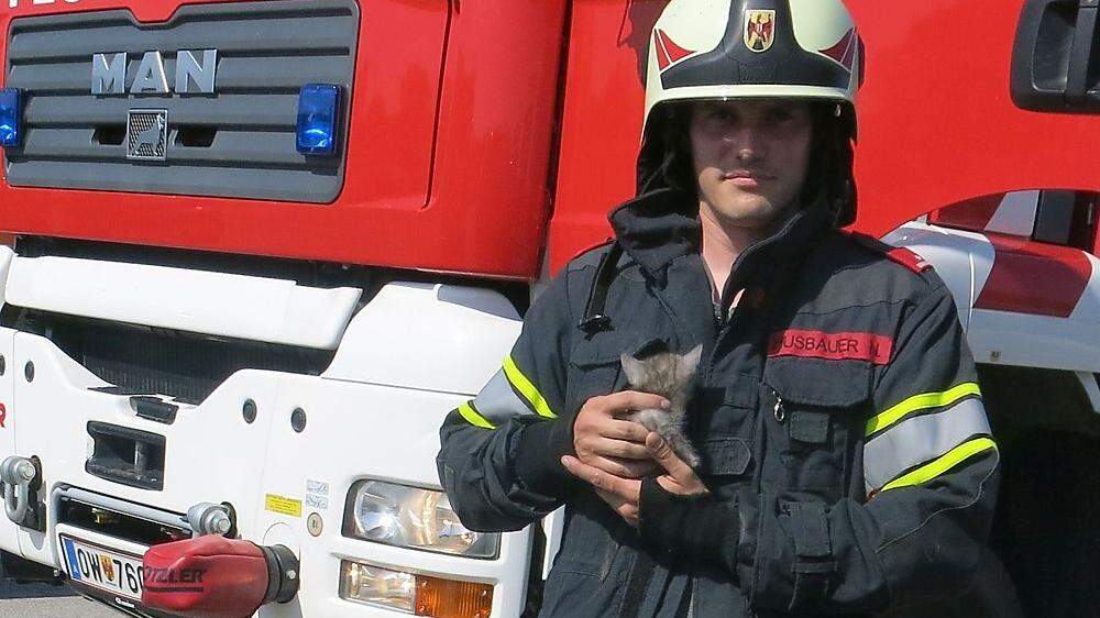 Feuerwehrmann Norbert Husbauer mit dem geretteten Kätzchen