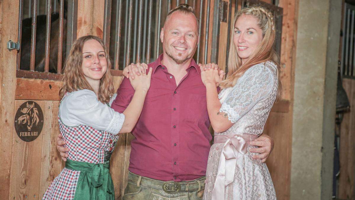 Nun sind nur mehr zwei Hofdamen - Nicole und Julia - gegeneinander im Rennen um die Liebe von Bauer Markus