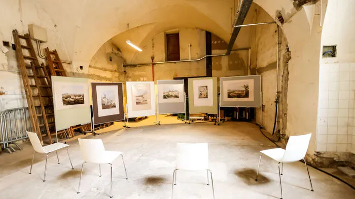 Die Renaissancehalle soll ein Empfangsbereich mit Ausstellung und eventuell Museumsshop werden. Bislang wurde sie als Abstellraum genutzt. Aktuell (siehe Foto) sind ein paar alte Bilder ausgestellt, um zu zeigen, wie die Halle später ausschauen könnte