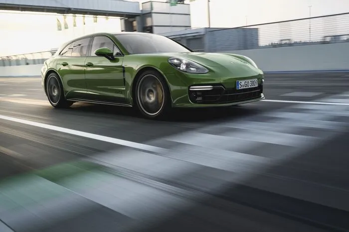 Dafür wurde die Serienausstattung nach oben geschraubt: Da wäre etwa das „Sport Design“-Paket mit neuem Bug- und Heckunterteil in Schwarz und weitere dunkle Akzente. Ab Werk gibt es 20-Zöller.