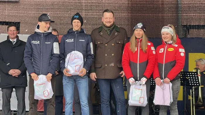 Ehrung für die vier NAZ-Sportlerinnen und Sportler Anja Rathgeb, Laura Pletz sowie Jakob und Simon Steinberger Dienstagvormittag im Schulzentrum Eisenerz