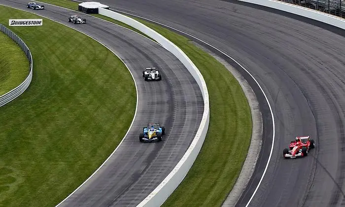 Schumacher fährt zum Start, alle anderen biegen in die Boxenstraße ab