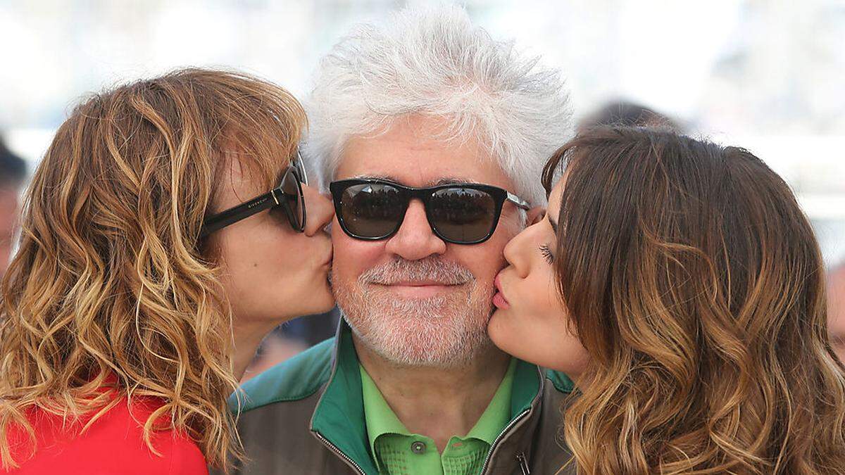 Pedro Almodovar umgarnt von Emma Suarez und Adriana Ugarte