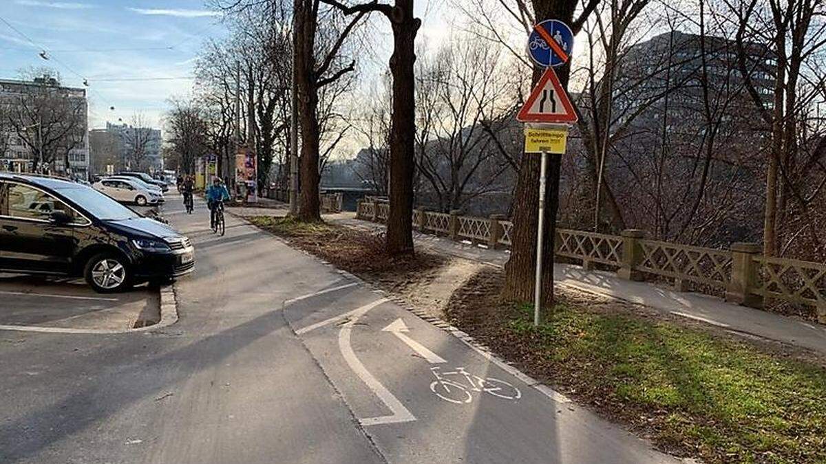 Die markierte Umleitung schickt die Radfahrer über eine Wiese auf den Gehsteig