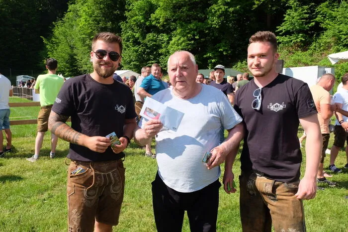 Der erste Preis, ein Thermenwochenende, ging an Fritz Renner aus Gleisdorf (Mitte)