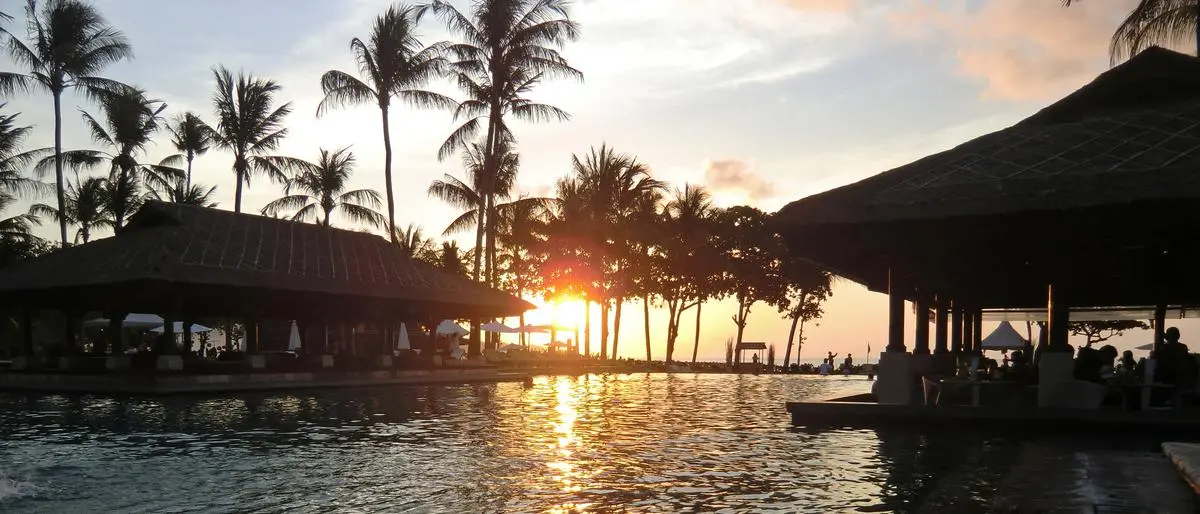 Balis Gouverneur kritisiert scharf, dass sich Hotels, Villen und Clubs Strandabschnitte unter den Nagel reißen, „als gehörten ihnen Strand und Meer“, obwohl sie lediglich Rechte am dahinterliegenden Land besitzen