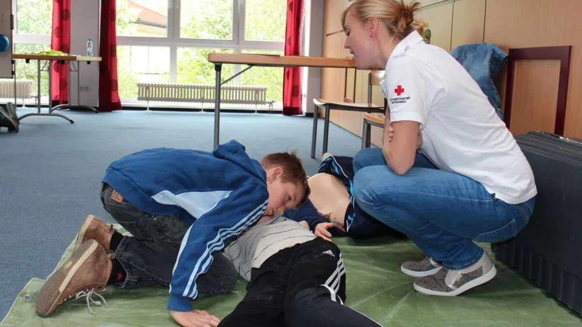 Laura beobachtet die Maßnahmen der richtigen Atemkontrolle